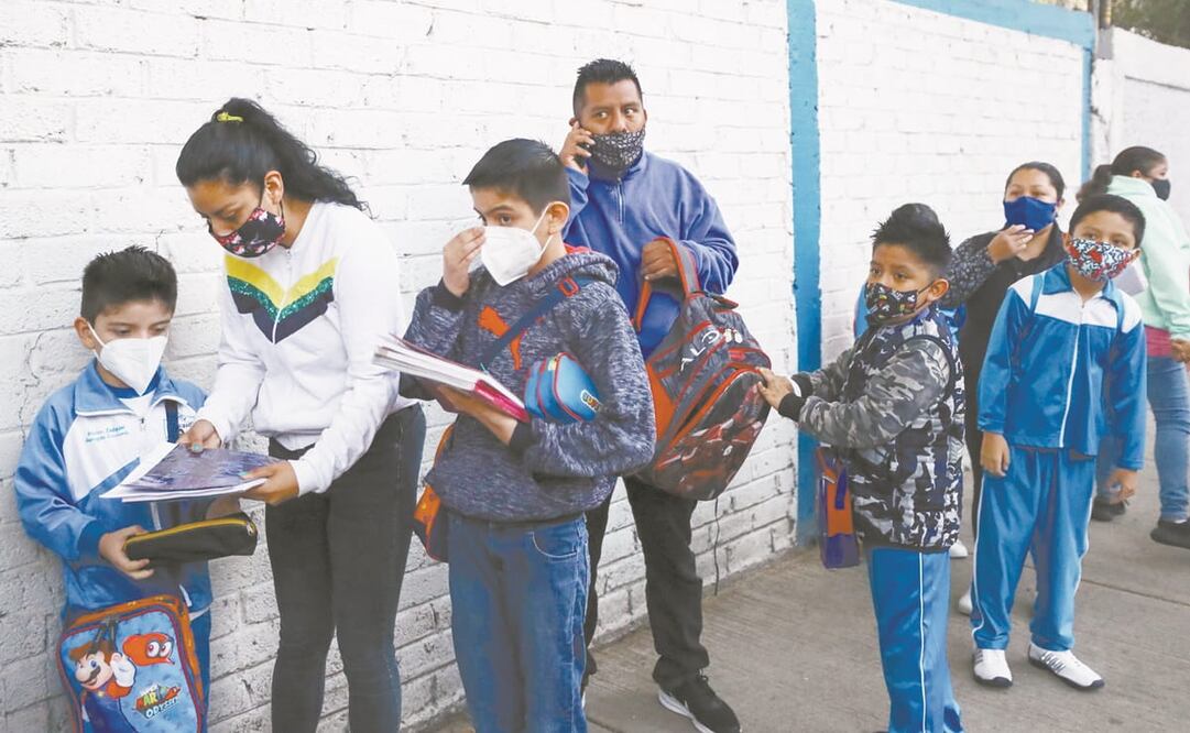 Con el regreso a clases, los especialistas aseguran que se debe tomar en cuenta que las escuelas como se conocían ya no existen y que hay que adaptarse al virus; recuerdan que los niños no están vacunados. Foto: ARCHIVO EL UNIVERSAL