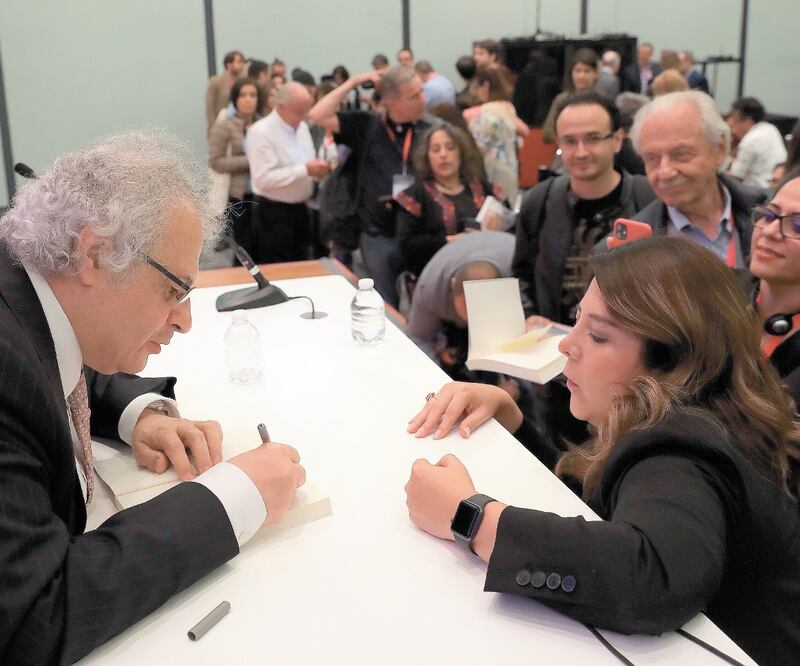Ayer, admiradores de Amin Maalouf esperaban a que el escritor les firmara su libro en la FIL. JUAN BOITES. EL UNIVERSAL