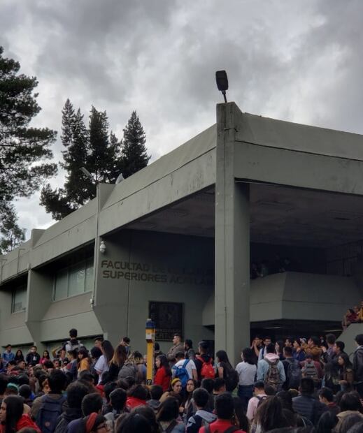 Paristas y estudiantes de la Fes Acatlán se confrontan a gritos y empujones