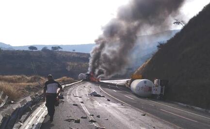 Vuelca pipa cargada con amoniaco en Michoacán