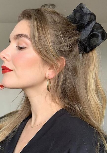 Peinados con scrunchies para disfrutar la primavera 