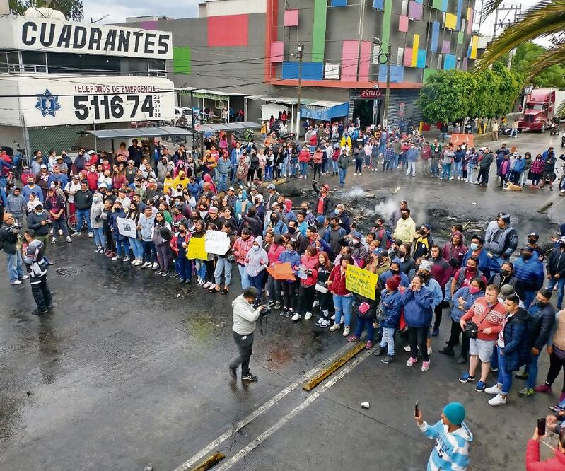 La Vía José López Portillo se mantenía bloqueada en ambos sentidos. Foto: EMILIO FERNÁNDEZ/ EL UNIVERSAL 