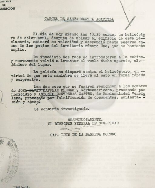 El documento firmado por el Director Federal de Seguridad, Capitán Luis de la Barrida, reportó en sólo quince líneas el escape de Kaplan y Contreras, reconociendo que la maniobra del helicóptero fue sorpresiva para el personal. ESPECIAL.