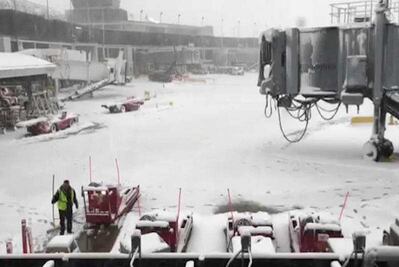 Cancelan cientos de vuelos por primera gran tormenta invernal en EU