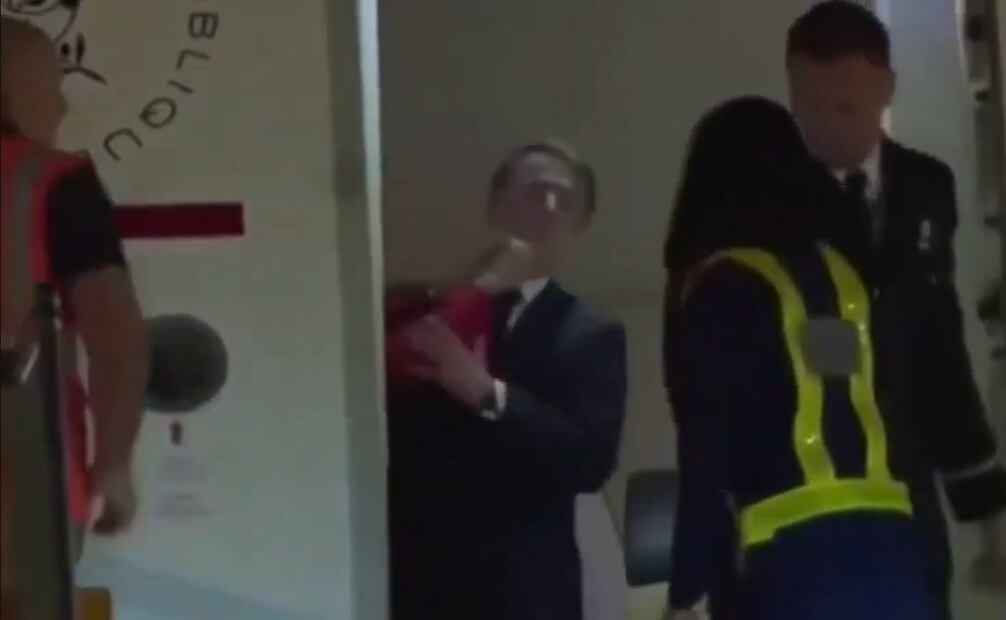 Emmanuel Macron y su esposa Brigitte en presunta "pelea doméstica" al llegar a Vietnam. Foto: Captura de pantalla