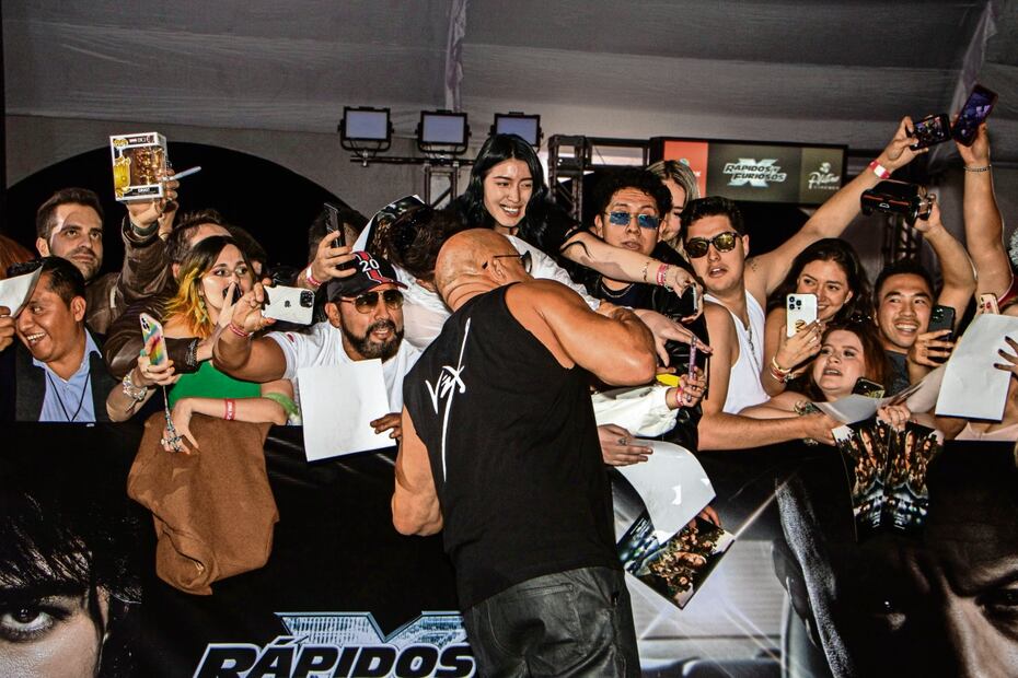 “Hace 15 años les prometí que regresaría a México y yo siempre cumplo mis promesas, los amo a todos”, expresó Vin Diesel. 
Varios autos de diversas marcas se exhibieron para que los fanáticos de la franquicia se tomaran fotos con los vehículos de su gusto. Foto: Gabriel Pano / EL UNIVERSAL
