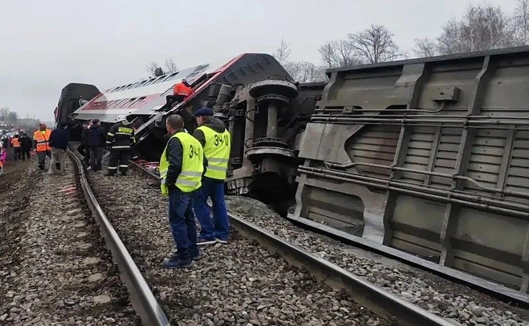 Tras el descarrilamiento, siete vagones volcaron, y los pasajeros tuvieron que salir de ellos por las ventanillas, según informó a TASS una fuente de los servicios de Emergencias rusas. Foto: EFE