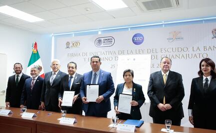 Diego Sinhue Rodríguez firma iniciativa de Ley para regular símbolos estatales