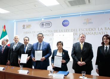 Diego Sinhue Rodríguez firma iniciativa de Ley para regular símbolos estatales