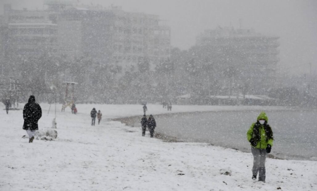 Grecia detiene vacunación contra el Covid-19 por inusual nevada