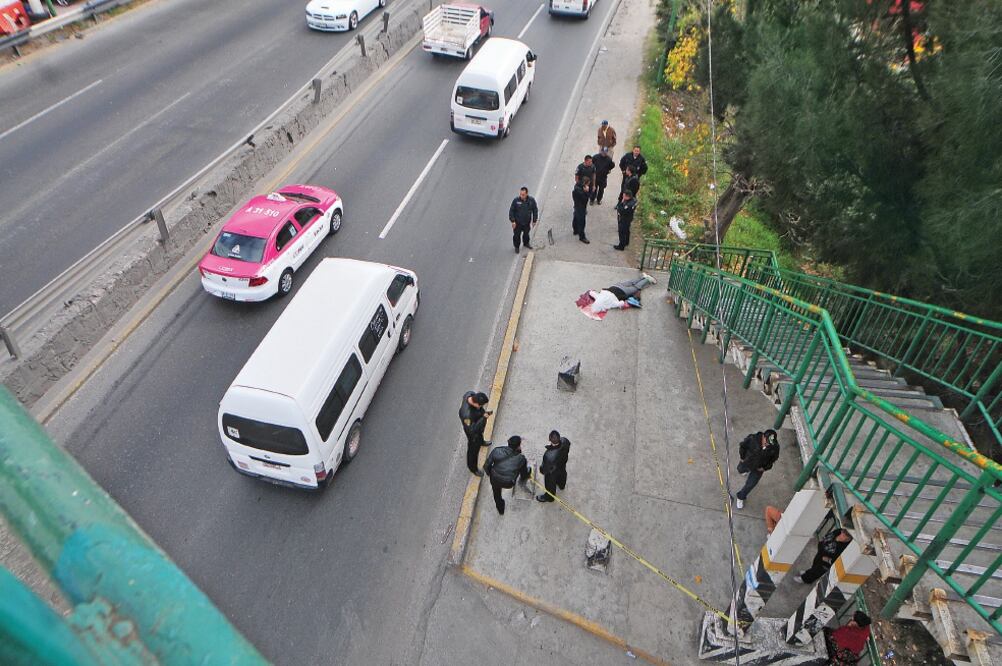 Una mujer de aproximadamente 40 años de edad fue encontrada al pie de un puente peatonal sobre la carretera Naucalpan-Toluca, a la altura de la parada de camiones El Capulín, colonia Ampliación Olímpica (HUGO GARCÍA. EL UNIVESAL)
