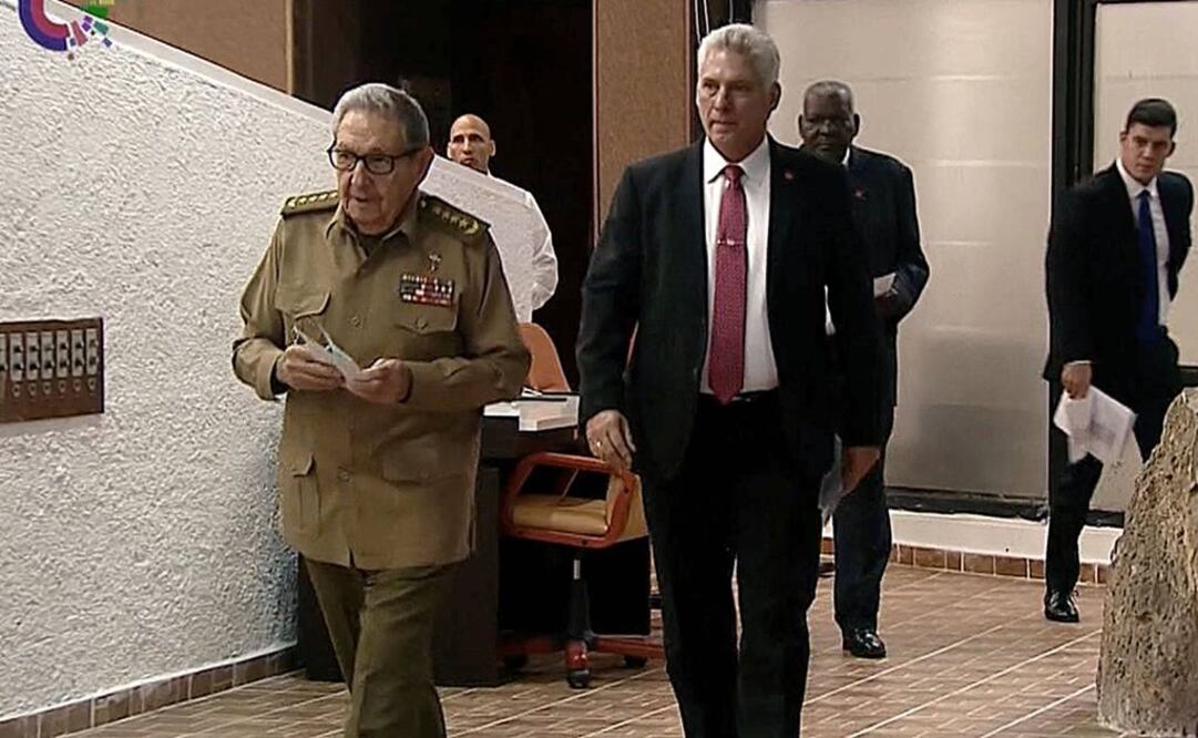 El mandatario de 59 años inicia de este modo su primer mandato de cinco años, más de un año después de asumir la dirección de la isla en relevo de Raúl Castro (Foto: AFP)