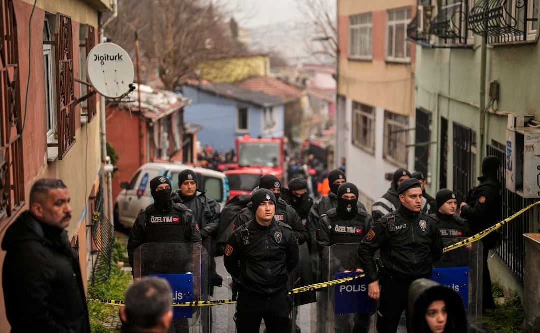 La policía acordona el acceso al lugar donde se derrumbaron dos edificios residenciales en Estambul, el domingo 22 de marzo de 2026. Foto: AP