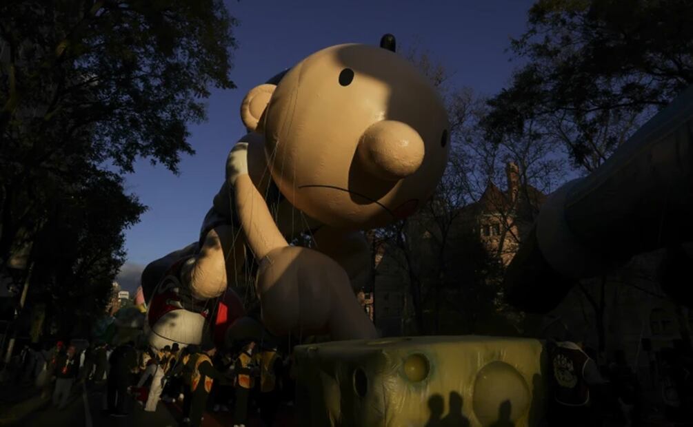 Los manipuladores de globos se reúnen en la base del globo Diary of a Wimpy Kid antes del inicio del desfile del Día de Acción de Gracias de Macy's. Foto: AP