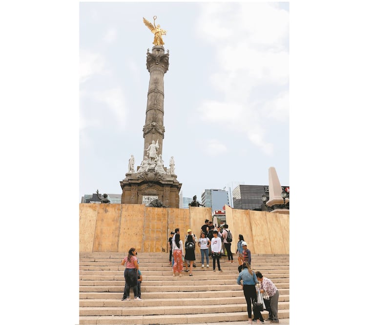 Desde ayer por la tarde autoridades capitalinas colocaron tapiales alrededor del Ángel de la Independencia para evaluar los daños al monumento tras la protesta e iniciar con los trabajos de rehabilitación. Fotos/JUAN BOITES. EL UNIVERSAL