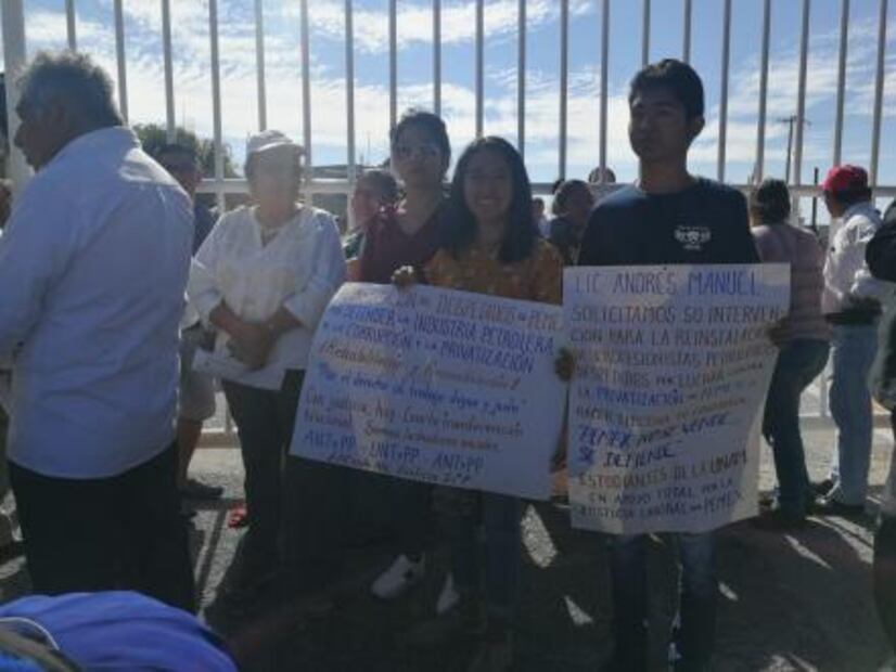 Reciben a AMLO con dos protestas en el Istmo