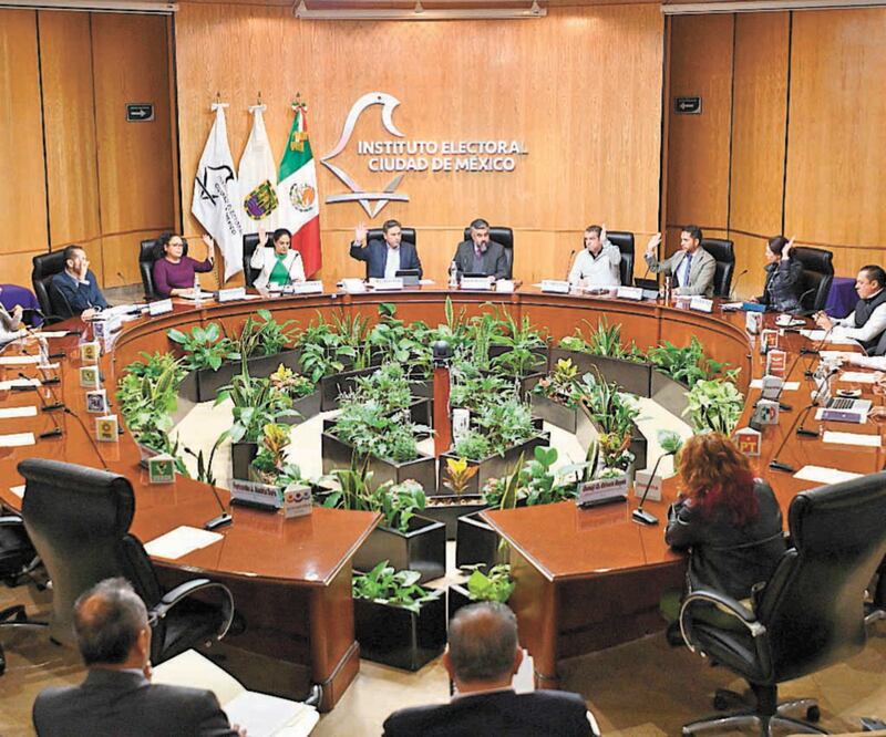 El instituto se acercó a las dependencias para insistir a sus servidores públicos a respetar el reglamento electoral. Foto: ARCHIVO EL UNIVERSAL