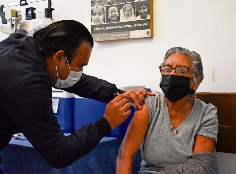 Ante la información de que la nueva subvariante de Covid-19, conocida como pirola, es muy contagiosa, los capitalinos no dudaron en acudir a las clínicas para aplicarse la vacuna y “asegurar la salud”. Foto: Abril Angulo / EL UNIVERSAL