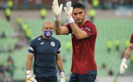 Jesús Corona "pinta dedo" a afición de Santos por apuntarle con un láser