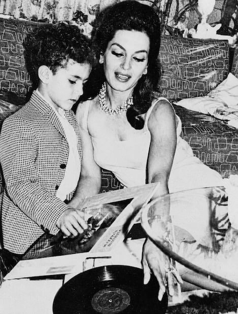 1960 | REGRESA POR SU HIJO
Tras dejar un matrimonio violento, retomó su carrera para mantener a Hugo (fallecido a los 30).