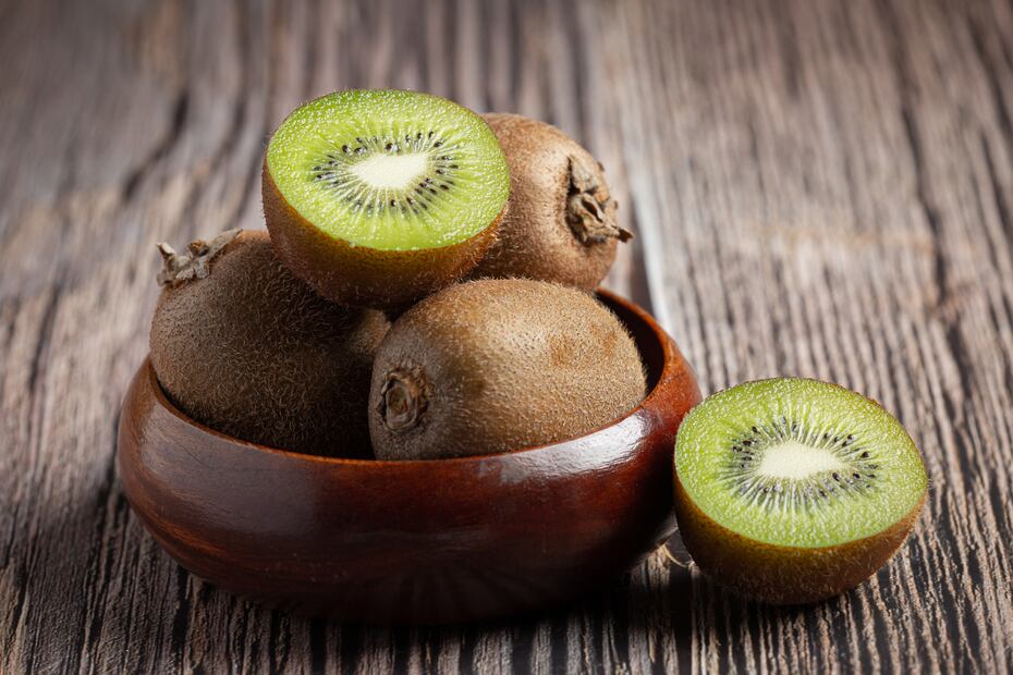 El kiwi, una fruta rica en antioxidantes y vitamina C, puede ser un aliado natural para mejorar el sueño. Foto: Freepik