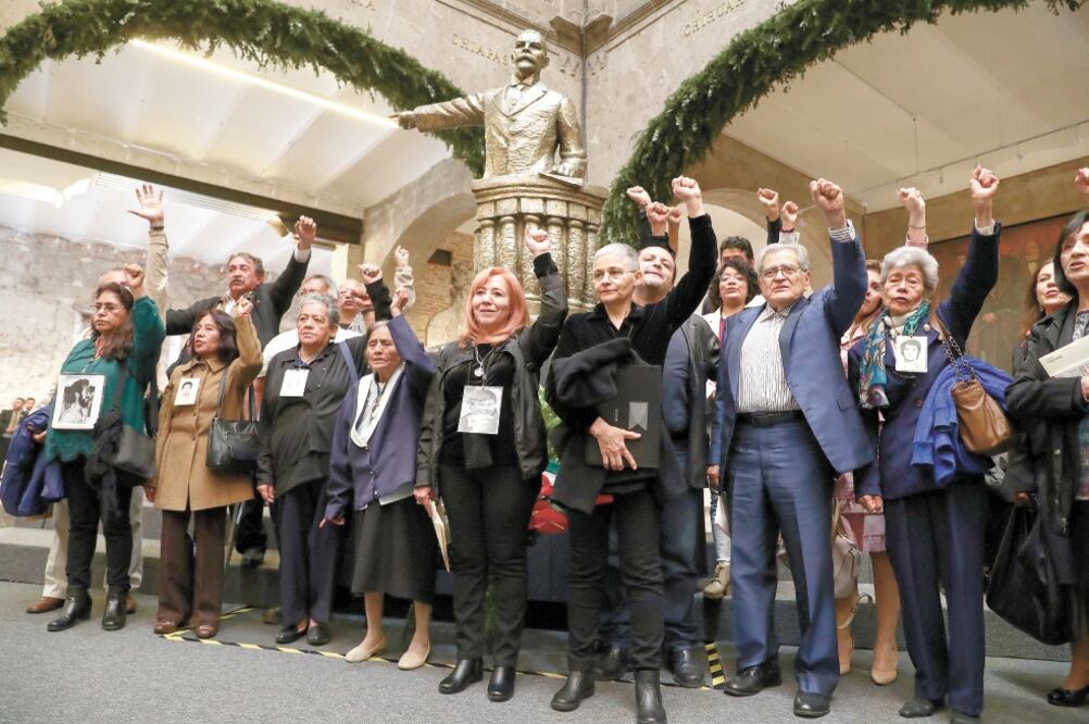 Familiares de personas desaparecidas acudieron a la ceremonia para exigir justicia y la búsqueda de sus seres queridos. Foto: SIMÓN SÁNCHEZ. EL UNIVERSAL