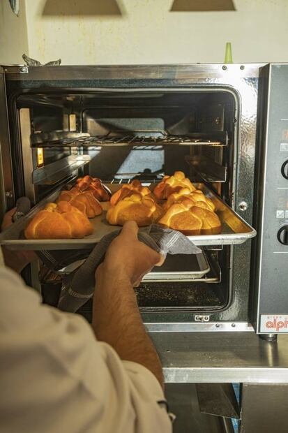 Xano Saguer nos comparte su mejor paso a paso para hacer pan de muerto