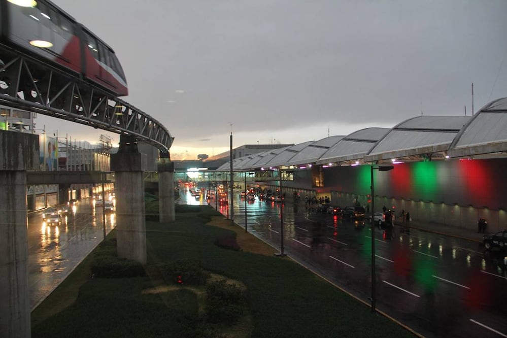 El AICM estableció determinados lugares en la Terminal 1 y la Terminal 2 donde los pasajeros pueden tomar un taxi de alguna aplicación como Uber o Didi. Foto: Sectur CDMX