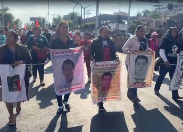 Padres de normalistas de Ayotzinapa marchan a la Basílica de Guadalupe; exigen cárcel para los responsables