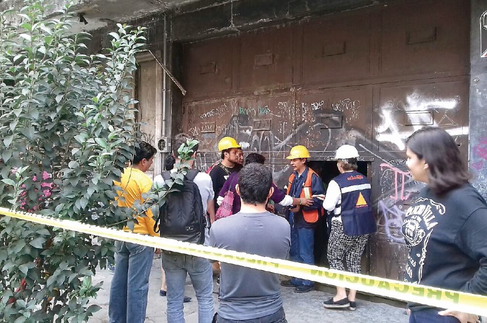 Ayer, un equipo entró al edificio. (YANET AGUILAR. EL UNIVERSAL)