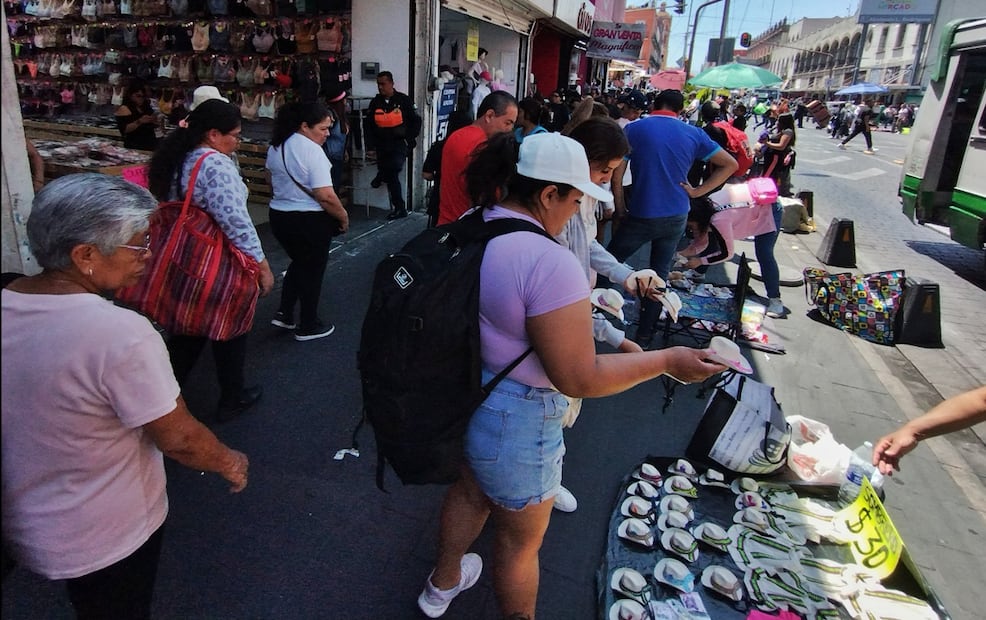 Ante el aumento de la presencia de vendedores ambulantes en el Centro Histórico, transeúntes denunciaron que tardaron hasta dos horas en llegar a su destino, el lunes 14 de abril de 2025. Foto: Fernanda Rojas/EL UNIVERSAL