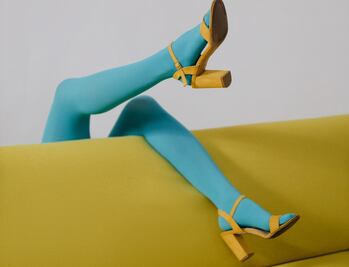 Las medias de colores se convierten en el accesorio que reemplazará a las tradicionales medias negras esta temporada