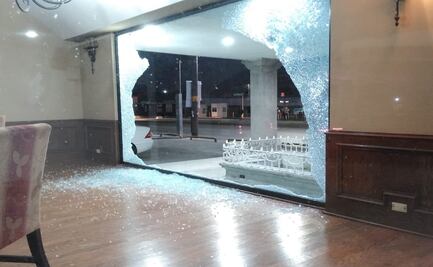 Balean entrada de hotel donde se alojan elementos de policía estatal 