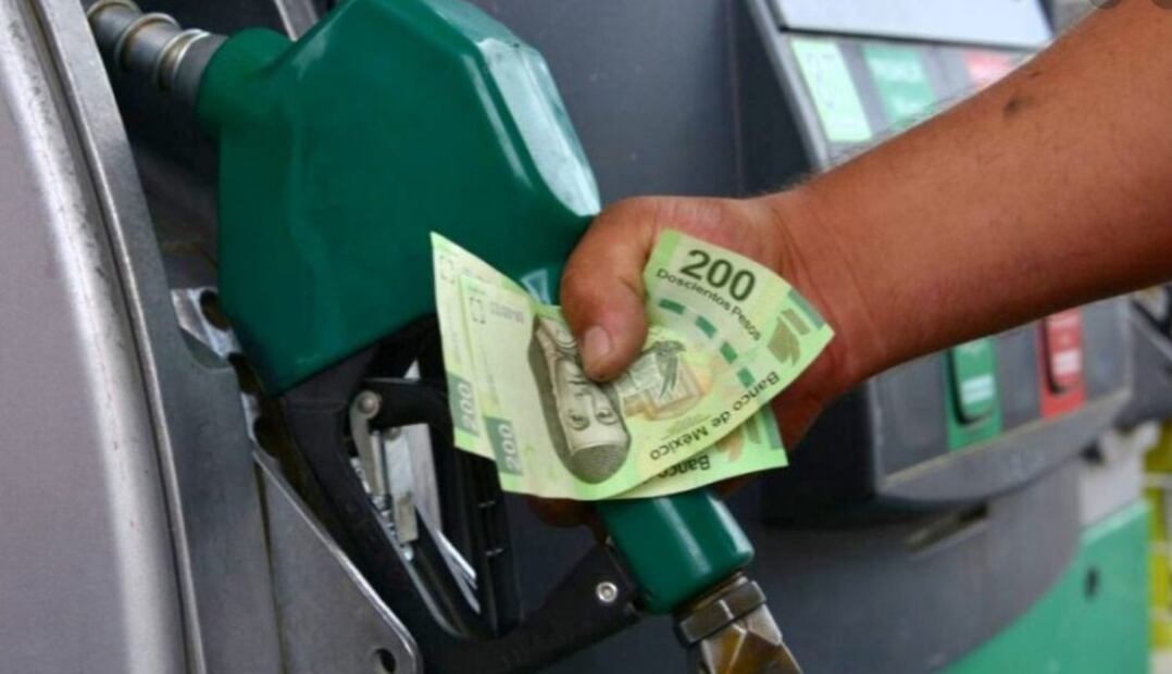 El precio de la gasolina está influenciado por varios factores tanto a nivel nacional como internacional, incluyendo el precio del petróleo, el tipo de cambio frente al dólar, el margen de ganancia de las estaciones de servicio, los costos de logística y los subsidios aplicables.

Foto: Producción El Universal Puebla