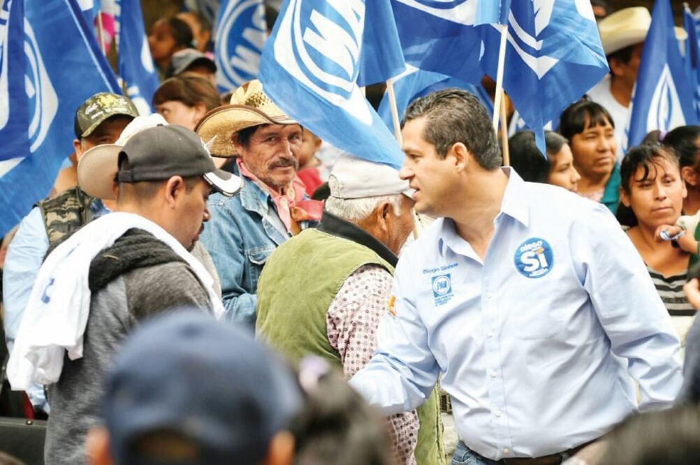 El abanderado de la coalición PAN-PRD-MC, Diego Sonhué, se comprometió a trabajar por los indígenas de la comunidad de Las Palomas, en Xichú. (XÓCHITL ÁLVAREZ. EL UNIVERSAL)