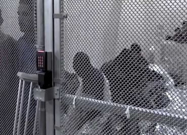 Niños migrantes aguardan en jaulas de metal, en el Sur de Texas