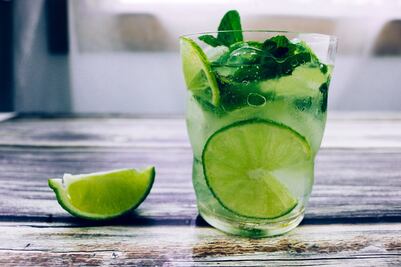 Prepara una refrescante agua de menta con albahaca y jengibre