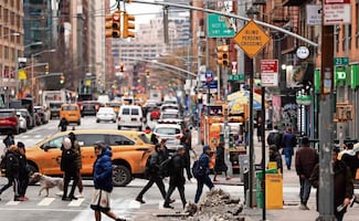 Economía de EU crece 2.2% en 2025, el triple que México