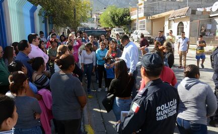 Padres de familia cierran primaria en Nuevo León; acusan a maestra de ir armada 