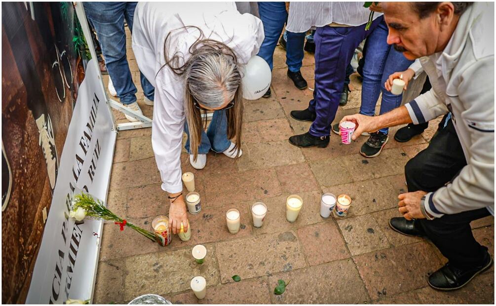 Durante la marcha por la muerte de los niños en Sinaloa, los manifestantes colocan veladoras en su memoria (23/01/2025). Foto: Especial