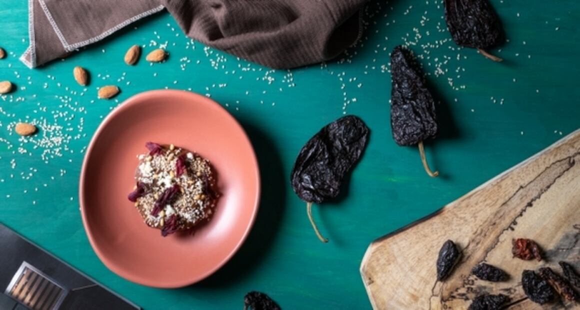 Deleita a mamá con un rico mole con short rib
