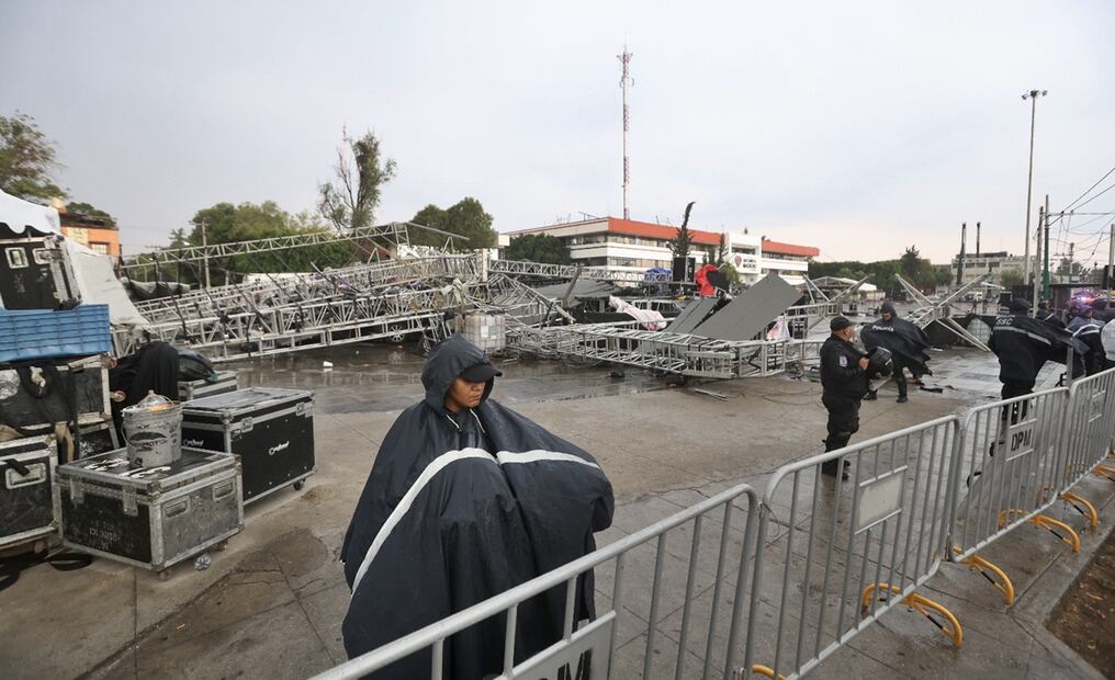 Una estructura metálica que estaba siendo colocada para el festejo del Día de las Madres en la explanada de la alcaldía GAM colapsó debido a las ráfagas de viento, el jueves 8 de mayo de 2025. Foto: Valente Rosas/EL UNIVERSAL