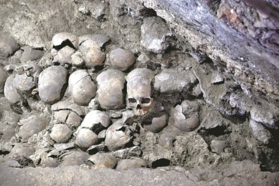Parte de Tzompantli azteca con 119 cráneos es hallado detrás de la Catedral