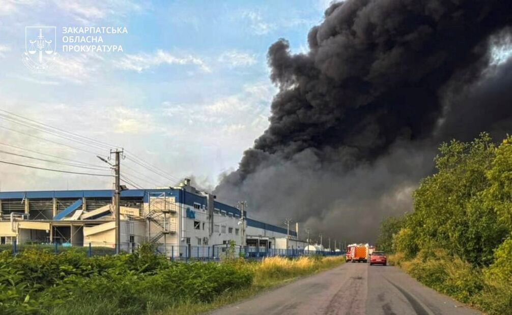 Una foto facilitada por la Fiscalía de la Región de Zakarpatia muestra el lugar de un ataque ruso contra una instalación industrial, tras un ataque masivo nocturno en Mukachevo, en el oeste de Ucrania, el 21 de agosto de 2025. Al menos 16 personas resultaron heridas en Mukachevo después de que Rusia lanzara un ataque combinado a gran escala con al menos 40 misiles de diferentes tipos y 574 drones en toda Ucrania, según el Servicio Estatal de Emergencias. (Rusia, Ucrania). Foto: EFE