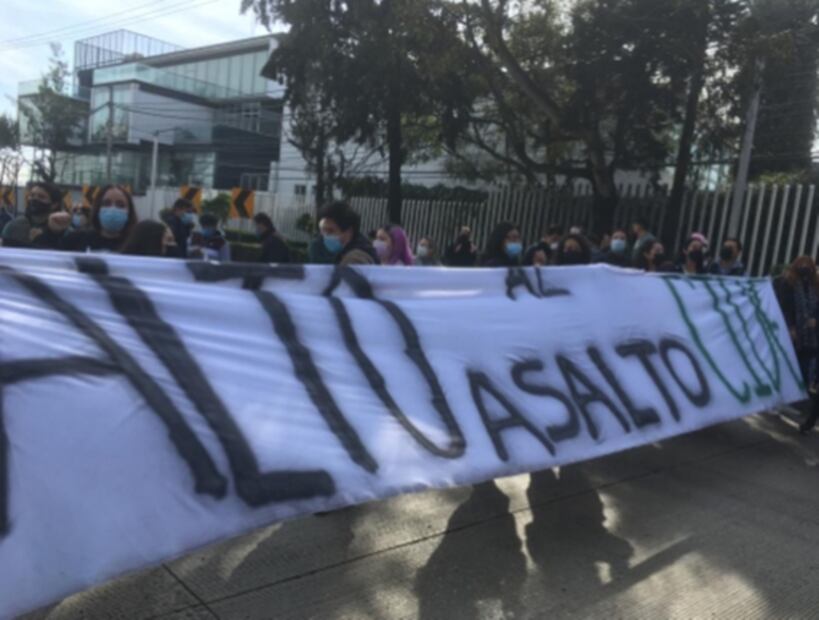 Al grito de “autonomía universitaria”, estudiantes del CIDE cierran la carretera México-Toluca