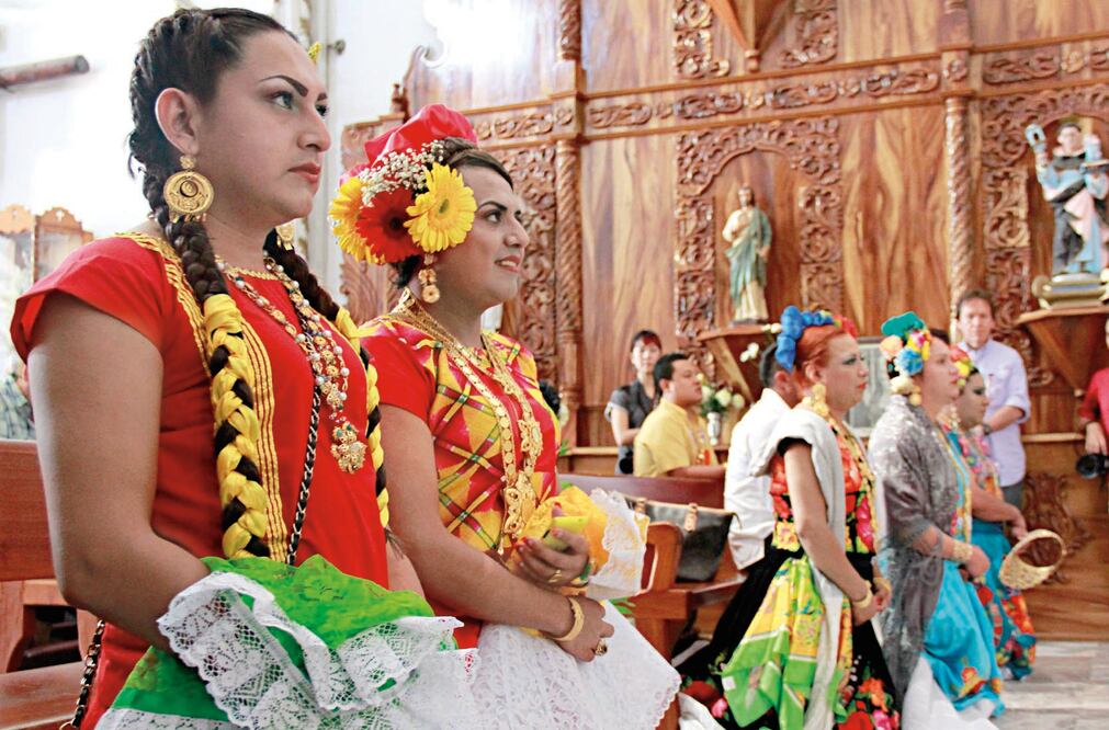 En el marco de la conmemoración del Día Internacional del Orgullo Gay (el 28 de junio) en las principales ciudades del país se realizará una marcha; en la foto, muxes en las tradicionales Velas de Juchitán Foto: ROSELIA CHACA / EL UNIVERSAL