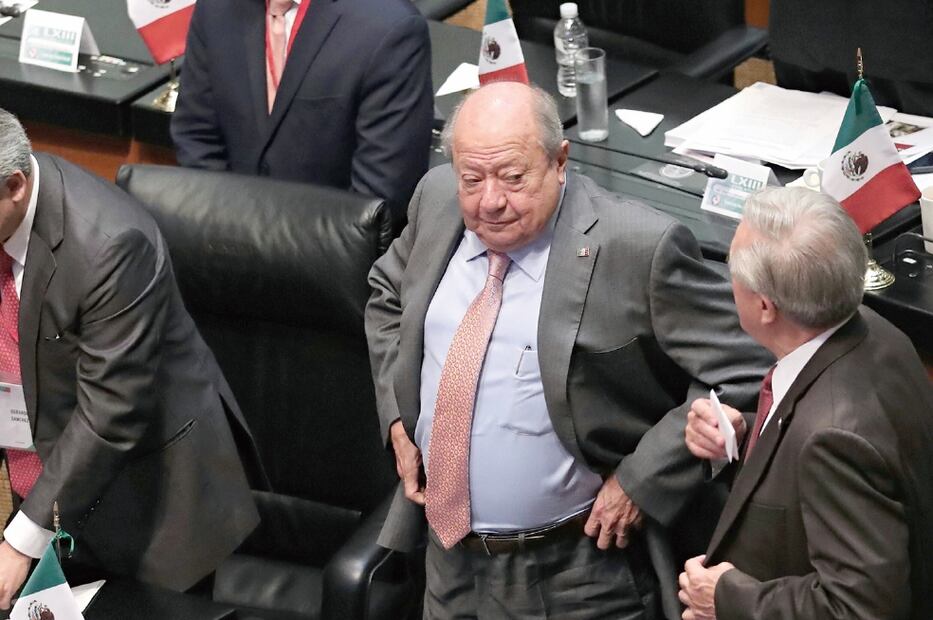 Además de líder sindical, Carlos Romero Deschamps también fue senador de la República. Foto: ARCHIVO EL UNIVERSAL