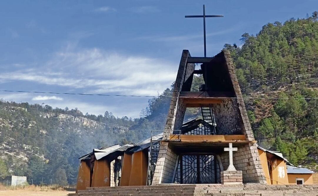 La iglesia de Panalachi, en la Sierra Tarahumara, quedó en ruinas después del incendio que consumió el interior. Foto: Especial (26/12/2024)