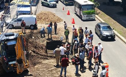 Fuga de agua provoca excavación en avenida Primero de Mayo, Naucalpan; Oapas descarta socavón