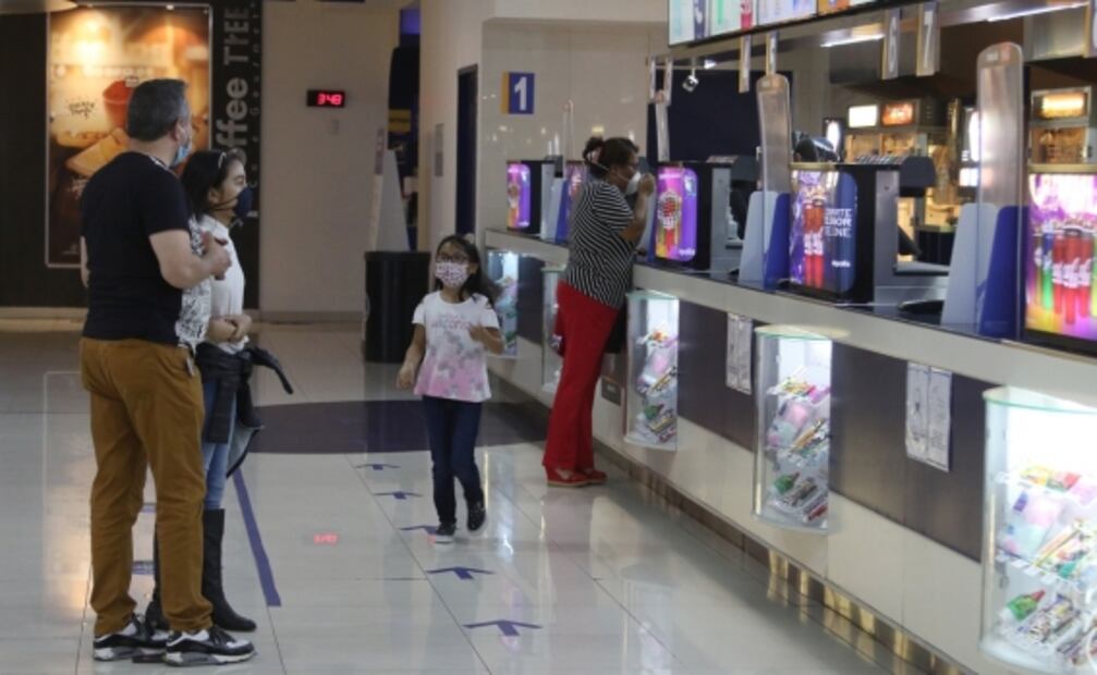 Cines reabren sin la magia de preparar tu hot dog